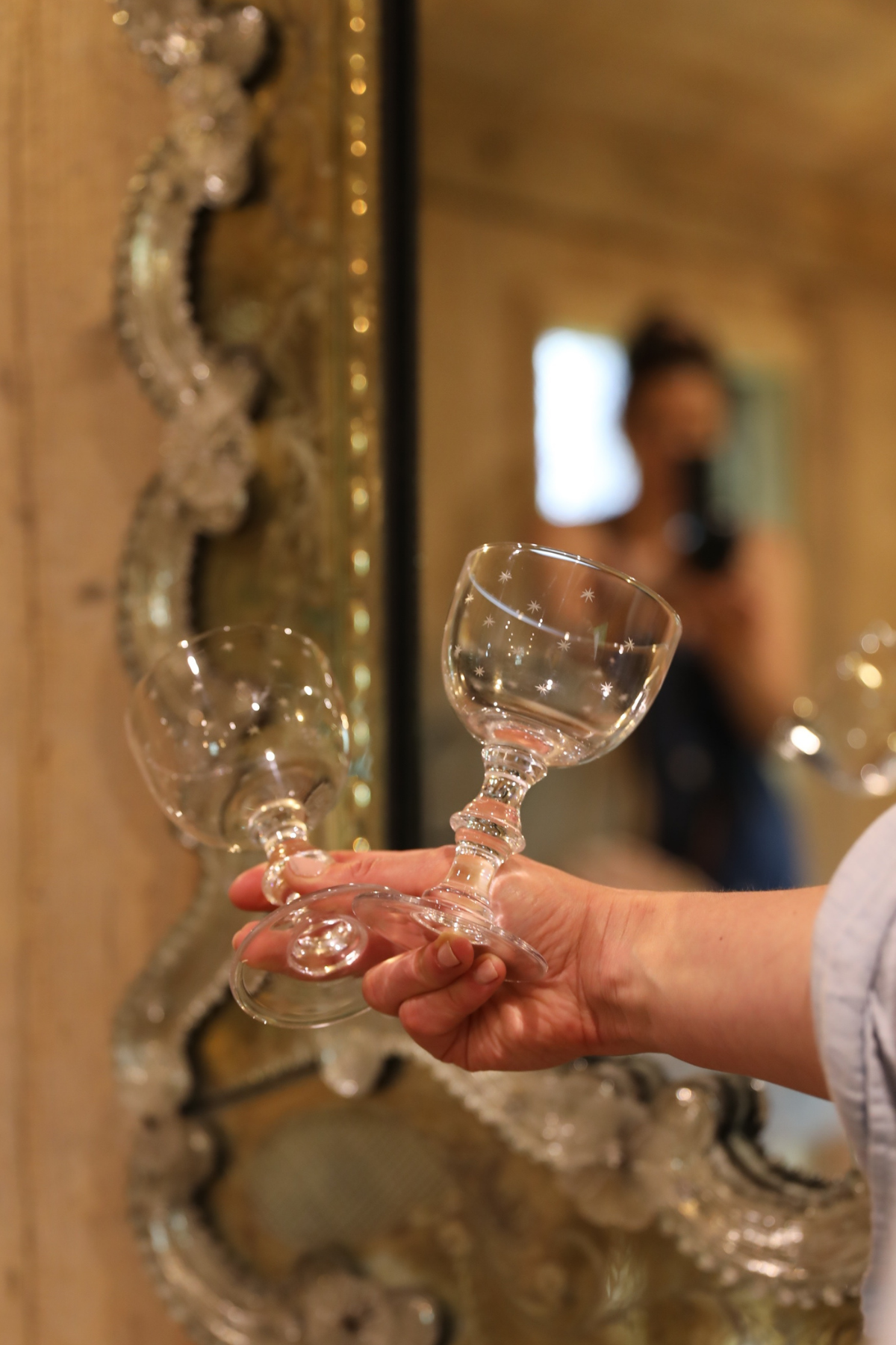 Crystal wine goblet with star design